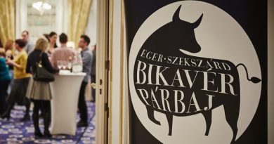 Bikavérpárbaj 2018. Eger-Szekszárd borviadal a Corinthia Hotel Budapest Báltermében. GasztroMagazin 2018.