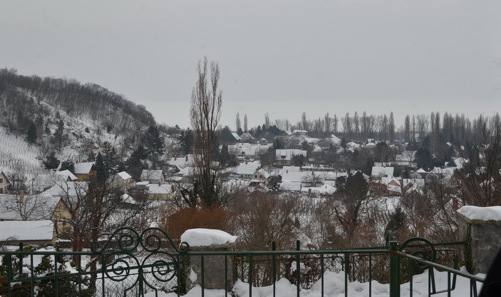 A szigligeti öböl és a Balaton látványa a téli tavaszban a Villa Kabala teraszáról.