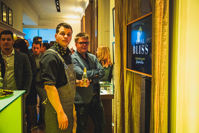 A Royal Bliss csak a legjobb éttermekben, bárokban és szórakozóhelyeken lesz kaphat Spanyolország után hazánkba is megérkezett a Coca-Cola prémium üdítőital-családja, a Royal Bliss. A hatféle, különlegesen kifinomult és komplex ízvilágú, egyedi grafikával díszített, elegáns üvegpalackokban kapható Royal Bliss üdítők márkanagykövete az egyik leghíresebb fiatal magyar bartender, Ódor András.