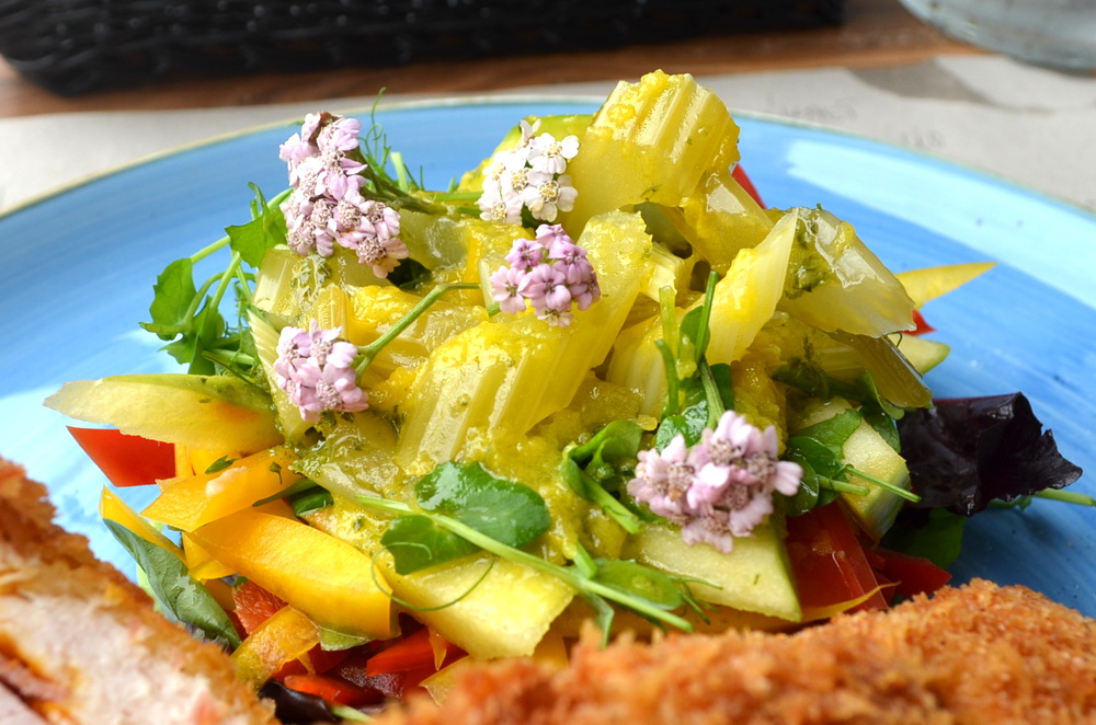 A főételhez kapott saláta köret külön is említést érdemel.