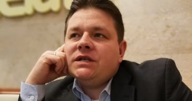 Gloviczki Ákos interjúja a GasztroMagazin munkatársával. Fotó Zmák Tibor. 2018.02.26.
