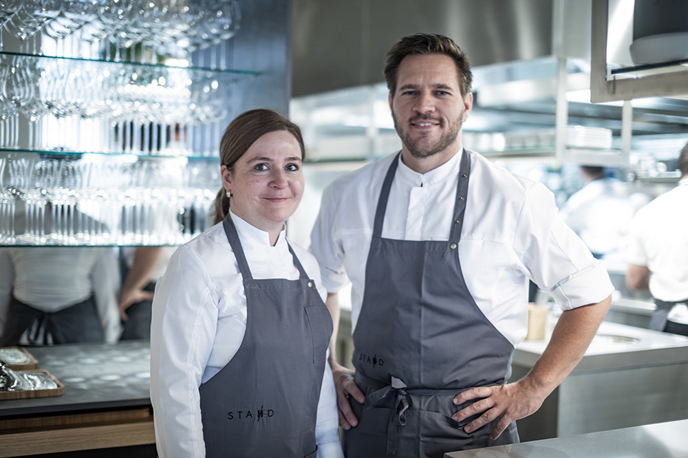 Széll Tamás szakmai és magánéletbeli társával, Szulló Szabinával új fine dining éttermük, a STAND Étterem megnyitóján. GasztroMagazin 2018.