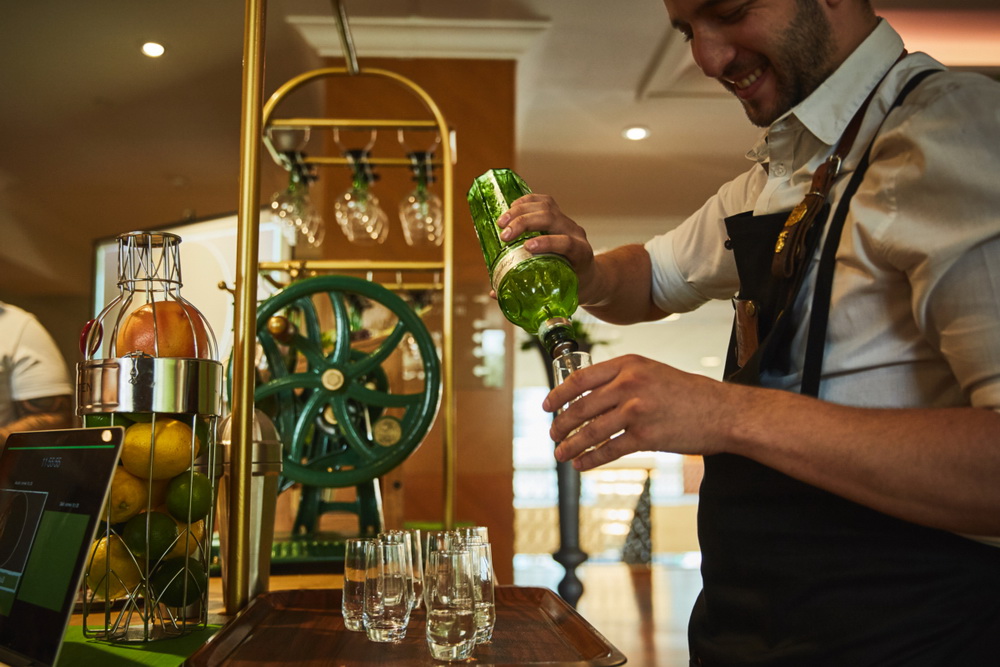 Vitezslav Cirok, az elismert cseh bartender, a cocktailok készítője.