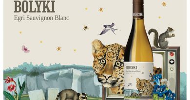 Egri Sauvignon Blanc. Új boroscímke-család a Bolyki Pincészet borain Ipacs Géza tervezésében. GasztroMagazin 2018.