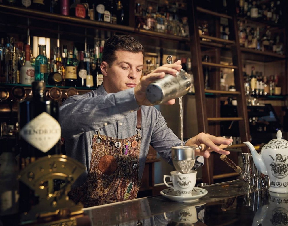 Ódor András, a Black Swan Bar bartendere, a különleges étel-ital párosítású vacsora másik főszereplője.