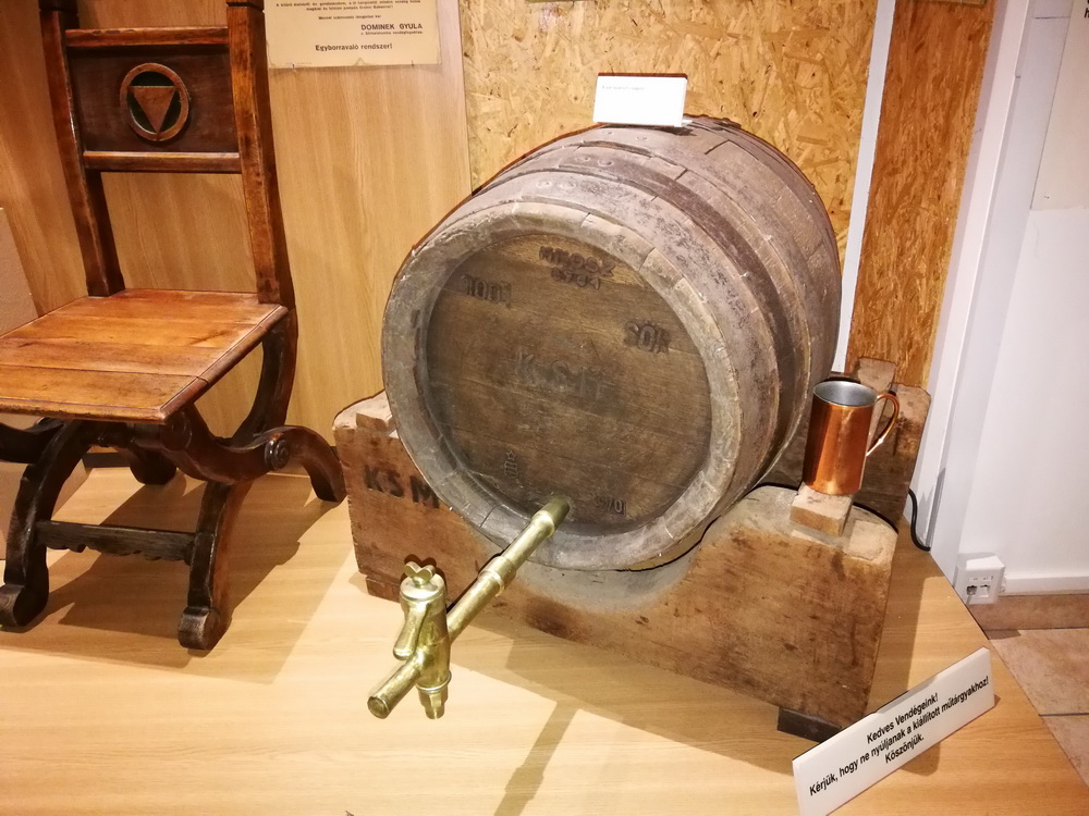 Egy eredeti, csapra vert söröshordó a Sörgyár látogatóközpontjának tárlatáról.