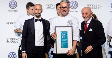 Dudás Szabolcs vette át a Dining Guide díját a legjobb vidéki étteremként a Várkert Bazárban rendezett gálaesten. GasztroMagazin 2019.