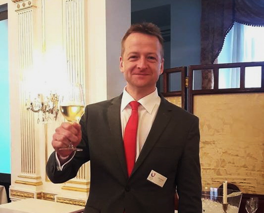 Tüű Péter, a Sommelier Bajnokság 2019-i évi győztese, az Arany Kaviár Étterem sommelier-je.