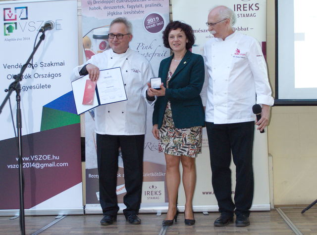 Varga Károly, a Pro Gastronomia díj 2019-es díjazottja a kép bal szélén. Jobb szélen a díj alapítója, Dr. Sándor Dénes.