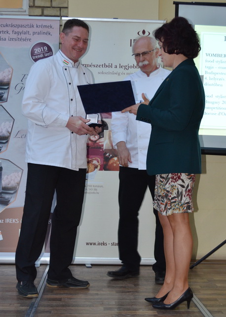 Vomberg Frigyes, a Pro Gastronomia díj másik idei díjazottja veszi át a kitüntetését.