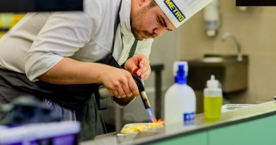 Dalnoki Bence, a STAND Étterem szakácsa, az ifjúsági szakács verseny győztese munka közben. GasztroMagazin 2019.