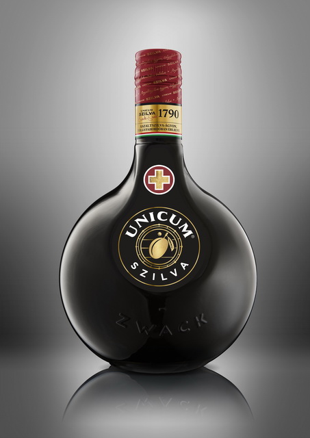 A megújult Zwack Unicum Szilva palack.