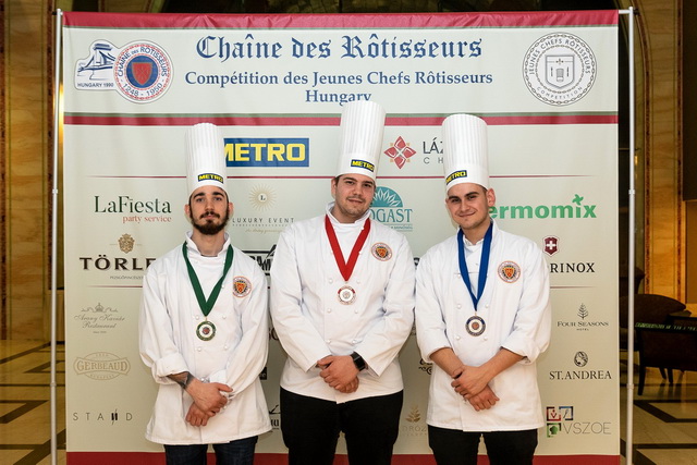 Dalnoki Bence, a Stand Étterem ifjú szakácsa, Akács István, Onyx Étterem, Csillag Richárd, Kistücsök Étterem. Jeunes Chefs Rôtisseurs Magyarországi Szakácsverseny 2019. évi dobogósai.