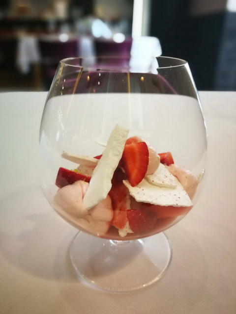 Eper pavlova.