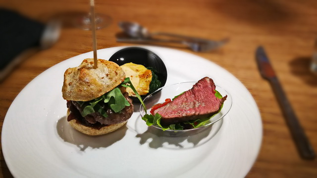 A főételek: bébicsirke Diavola, Omaha Tenderloin, Italoburger.