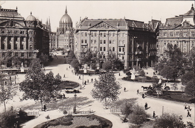 A Szabadság Kávéház épülete és környezete anno a Fortepan archív felvételén.