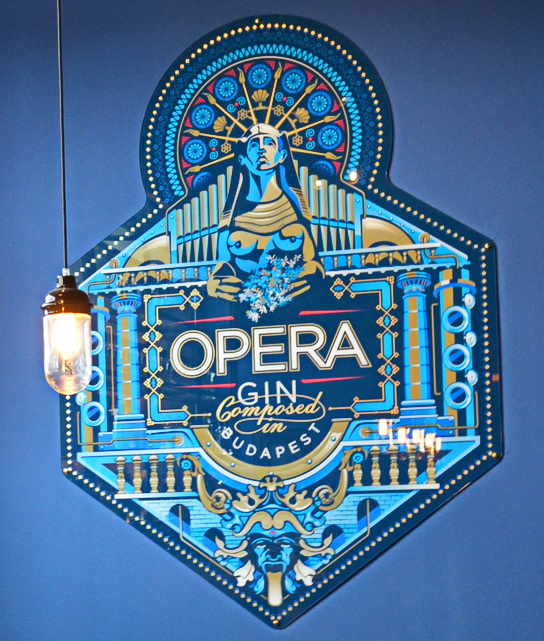 Az Opera Gin, az első magyar London Dry gin címere az Első Magyar Gin Manufaktúra ginfőzdéjében.