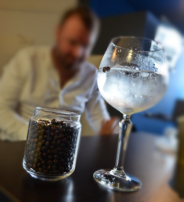 A tökéletes gintonik pohár. Copá di Gin Tonic, vagy Casablanca Gin Goblet? Ki hogy hívja.... A lényeg a burgundis pohárhoz hasonlatos, az illatokat az orr felé terelő pohárforma.