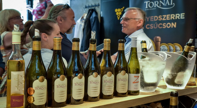 A Tornai-bemutató főszereplői: Tornai úr és a Tornai-borok a Kóstolom Borbárban megszervezett bemutatón. GasztroMagazin 2019.