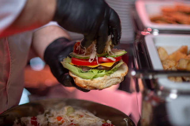 Volenter István hamburgerében jól megfigyelhetjük az összetevőket