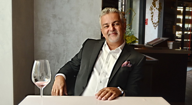 Lizsicsár Miklós, a St. Andrea Restaurant éttermi vezetője, a frissen alapított Az Év Szervizembere cím kitüntetettje. GasztroMagazin 2019.
