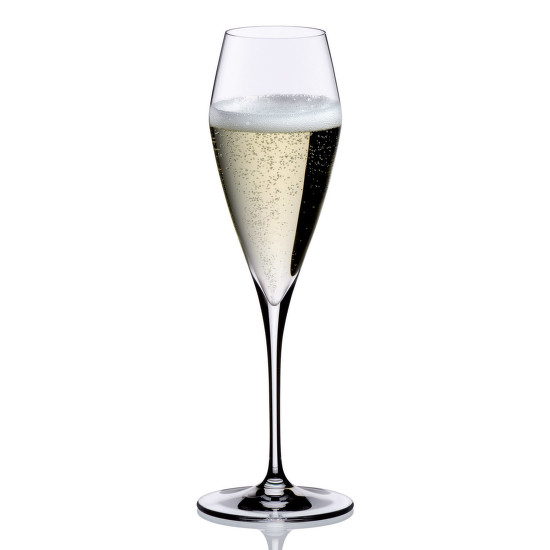 Szintén a Riedel Vitis terméke ez a Champagne-pohár. A szépen öblösödő kelyhű pohár felül összeszűkülő szájjal tökéletesen mutatja be a benne kínált pezsgőt. Kár, hogy a fotón túltöltötték a poharat