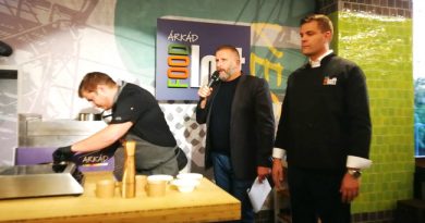 Az Árkád Food Loft megnyitóján a bavásárlóközpont igazgatója a Világevő Jókuti Andrással és az étterem Chefjével tart bemutatót. GasztreoMagazin 2019.