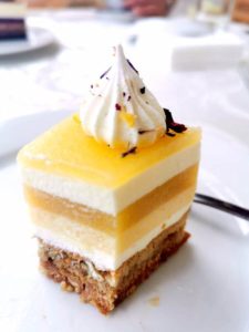 Magyarország Tortája 2021 Fodor Sándor Habcsók Cukrászda terméke, a Napraforgó torta. GasztroMagazin 2021.