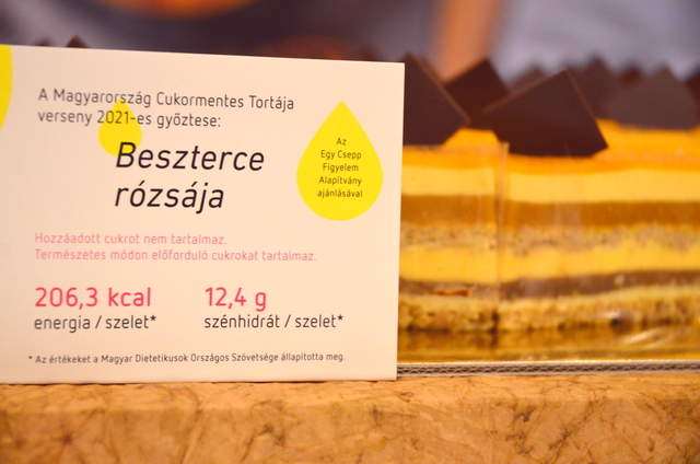 Beszterce Rózsája torta, a Magyarország Cukormentes Tortája 2021-ben. Füredi Krisztián kreációja a Magyar Országház Vadásztermében, a díjak átadását követő kóstoláson. GasztroMagazin 2021.