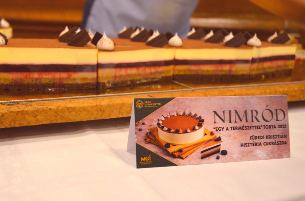 Nimród torta, az Egy a természettel, a Vadászvilágkiállítás tortája 2021-ben. Füredi Krisztián kreációja a Magyar Országház Vadásztermében, a díjak átadását követő kóstoláson. GasztroMagazin 2021.