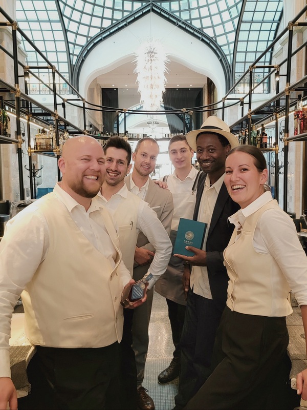 Zapaca rum Ian Burrell előadásában a Four Seasons Budapest Múzsa szecessziós bárjában. GasztroMagazin 2021.