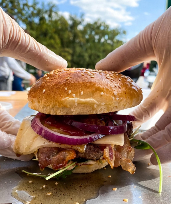 A győztes kacsamájas hamburger a debreceni Szaft 'N Burger Fesztiválon. GasztroMagazin 2021.