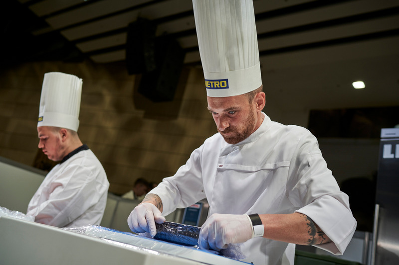 Dalnoki Bence, a Stand 25 sous chefje nyerte a Hungexpo vadonatúj rendezvénytermében megrendezett Bocuse d'Or magyarországi versenyét. GasztroMagazin 2021.