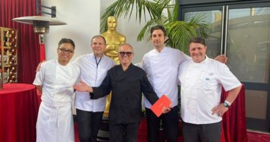 Wolfgang Puck és Szántó István az Oscar-díjátadón 2022-ben. GasztroMagazin 2022.