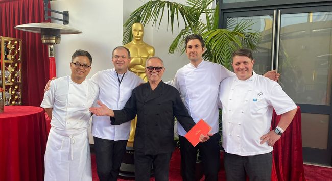 Wolfgang Puck és Szántó István az Oscar-díjátadón 2022-ben. GasztroMagazin 2022.