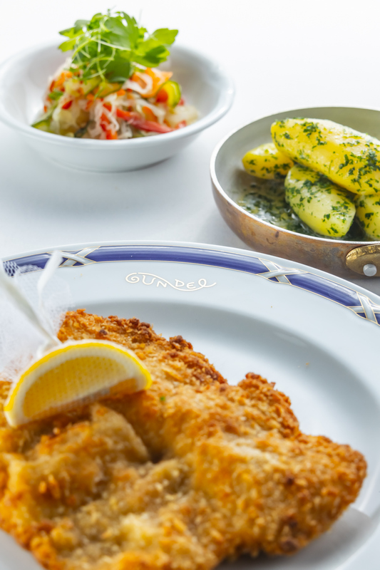 A klasszikus Wienes Schnitzel a Gundel Kertben is. Rendezvény Magazin 2022.