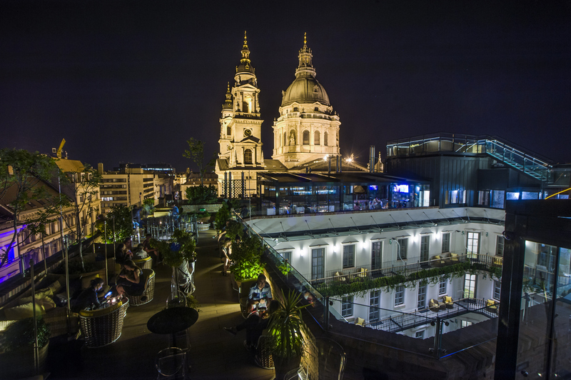 High Note Skybar Budapest. Dining Guide TOP10 Koktélbár 2022. GasztroMagazin 2022.