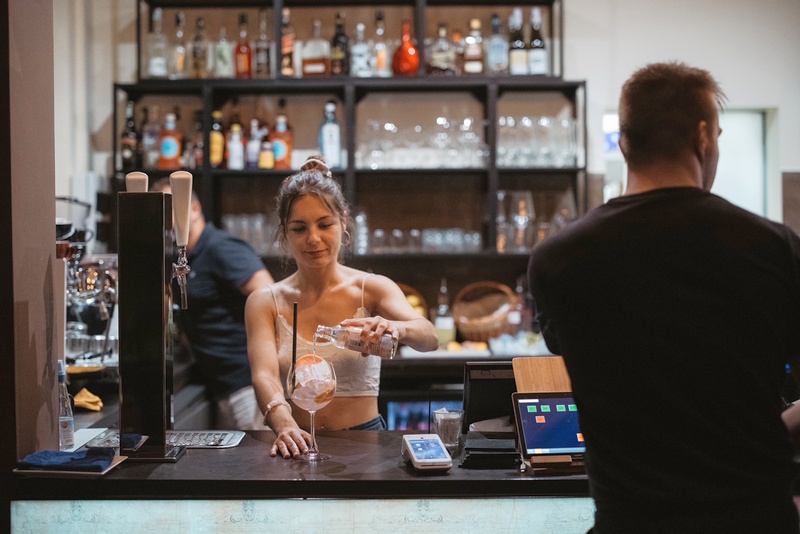 Benedict Brunch. Felkészült barista a kávégép mellett. GasztroMagazin 2022.