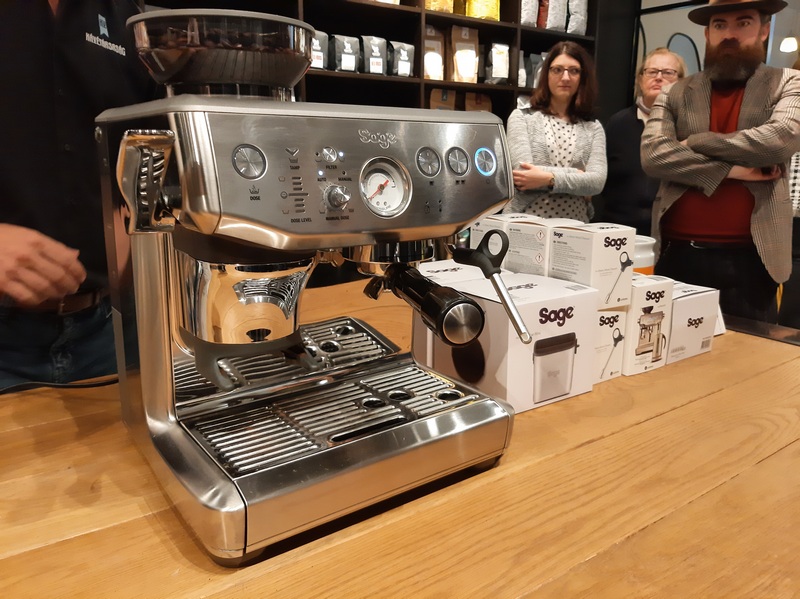 Új SAGE SES 876 Barista Express Impress kávéfőzőgép a magyar piacon is. HOL Magazin 2022.