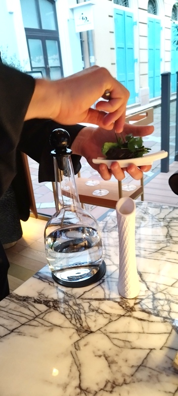 A vázában fűszernövények, amik az amused bouche részeként kapnak szerepet a vacsorában. GasztroMagazin 2022.
