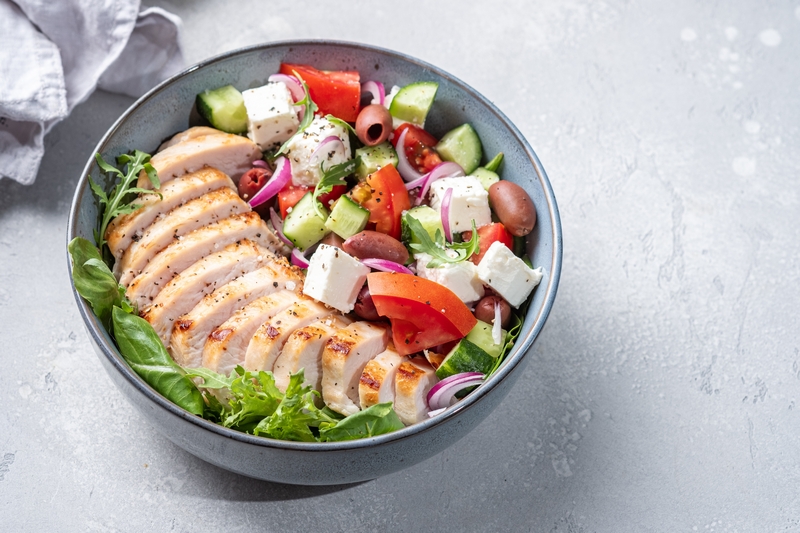Grillezett csirkemell görög salátával. Magyarország kedvenc egészséges étele 2022. GasztroMagazin 2022.