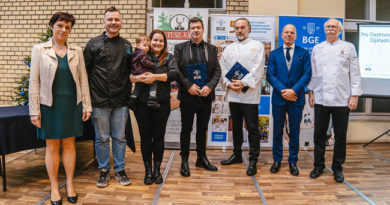 Kiosztották az idei Pro Gastronomia díjakat. Kőrössy Zoltán, Turanitz Gergely, Molnár Attila, Nyíri Szása, Dr. Sándor Dénes, dr. Tóth-Turanitz Katalin, Dr. Lugasi Andrea, a BGE KVIK dékánja. GasztroMagazin 2022.