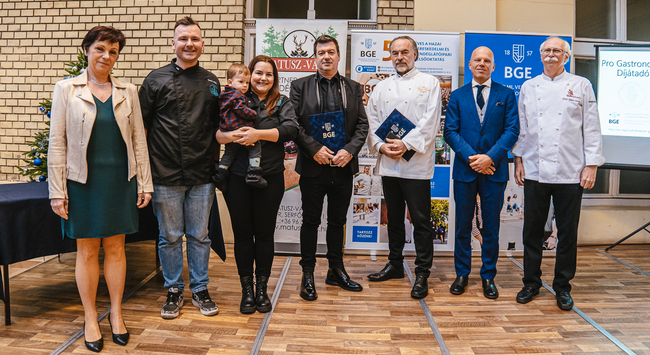 Kiosztották az idei Pro Gastronomia díjakat. Kőrössy Zoltán, Turanitz Gergely, Molnár Attila, Nyíri Szása, Dr. Sándor Dénes, dr. Tóth-Turanitz Katalin, Dr. Lugasi Andrea, a BGE KVIK dékánja. GasztroMagazin 2022.