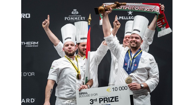 Bronzérmes a magyar csapat a Lyonban megrendezett Bocuse d'Or világdöntőn. Hamvas Zoltán, Széll Tamás, Nyikos Patrik, Dalnoki Bence. GasztroMagazin 2023.