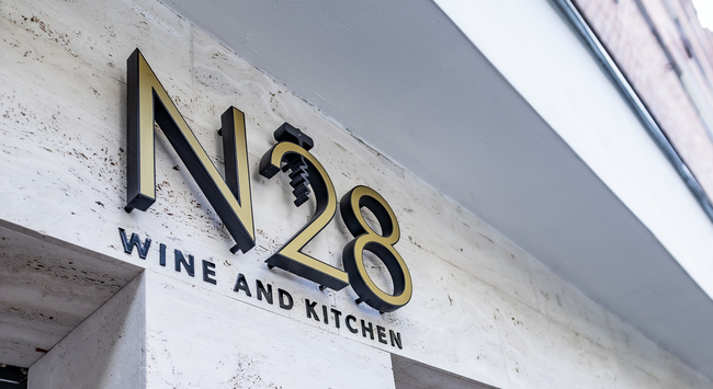Bor- és sajtkóstoló az N28 Wine & Kitchen borétteremben. GasztroMagazin 2023.