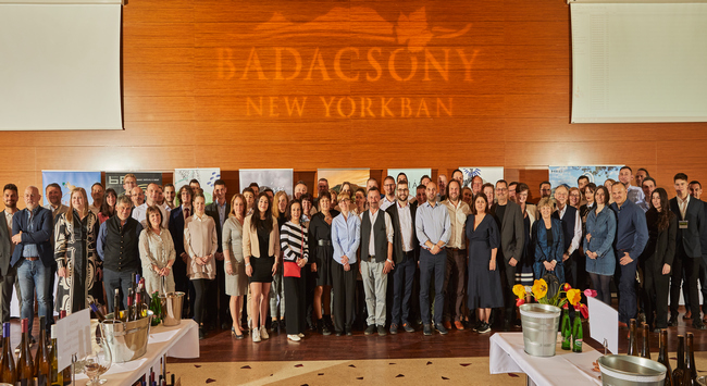 A kiállító badacsonyi borászok a 2023. évi Badacsony New Yorkban rendezvényen a New York Palota Roma termében. GasztroMagazin 2023.