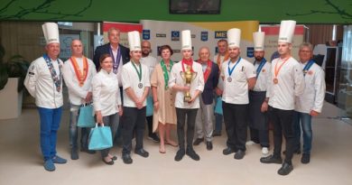 Jeunes Chef Rôtisseurs világverseny magyarosrszági előversenyének döntősei, illetve a zsűri és a szervezet magyar vezetőségének tagjai. GasztroMagazin 2023.