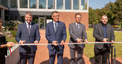 A BGE Zuglói Campus avatása. Ágh Péter, az ÉKM államtitkára, Prof. Dr. Heidrich Balázs, a BGE rektora, Dr. Hankó Balázs, a KIM államtitkára és Buzár Patrik, a BGE EHÖK elnöke. GasztroMagazin 2023.