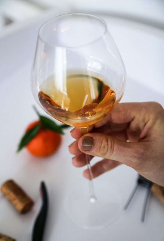 AszúGlass. Új minőségi pohár Tokaj csodájának, a világ legjobb édes borának, a tokaji aszúnak tökéletes ízleléséhez. HOL Magazin 2023.