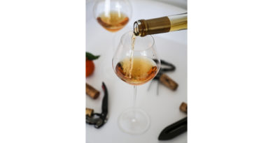 AszúGlass. Új minőségi pohár Tokaj csodájának, a világ legjobb édes borának, a tokaji aszúnak tökéletes ízleléséhez. GasztroMagazin 2023.